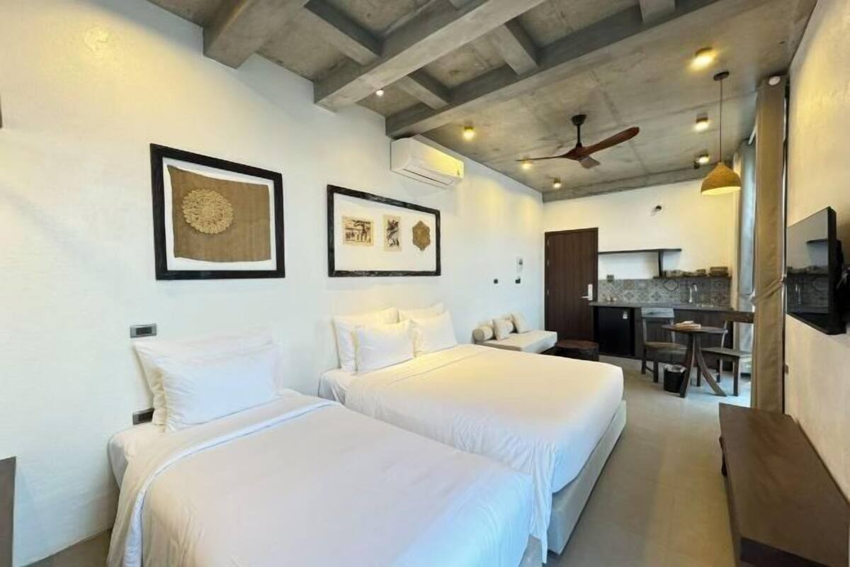 Colchones con pillow-top, escritorio y cortinas blackout 