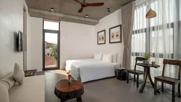 Deluxe studio, balkon, uitzicht op binnenplaats | Pillowtop-bedden, een bureau, verduisterende gordijnen