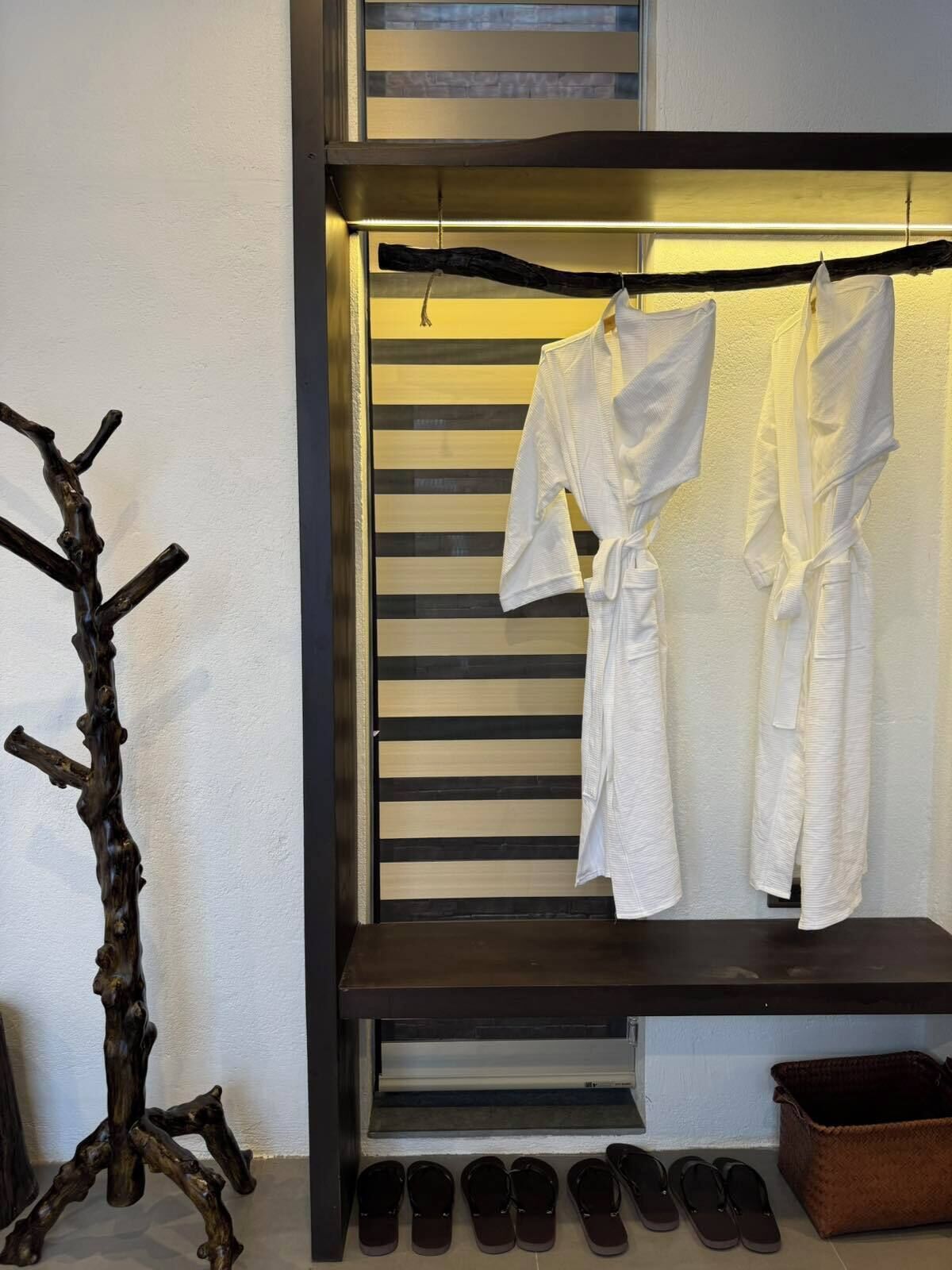 Phòng 4 Deluxe | Nệm có lớp đệm bông, bàn, màn/rèm cản sáng, phòng cách âm 