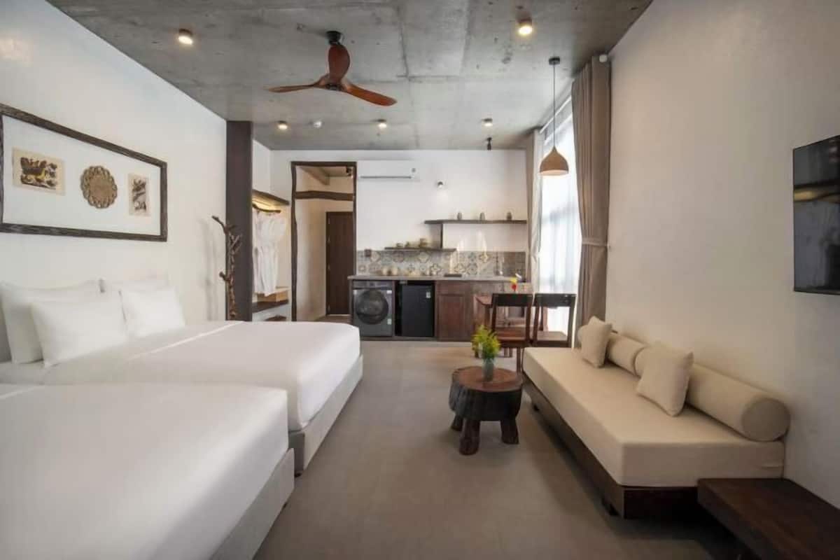Colchones con pillow-top, escritorio y cortinas blackout 