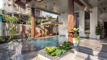 Kolam renang tertutup