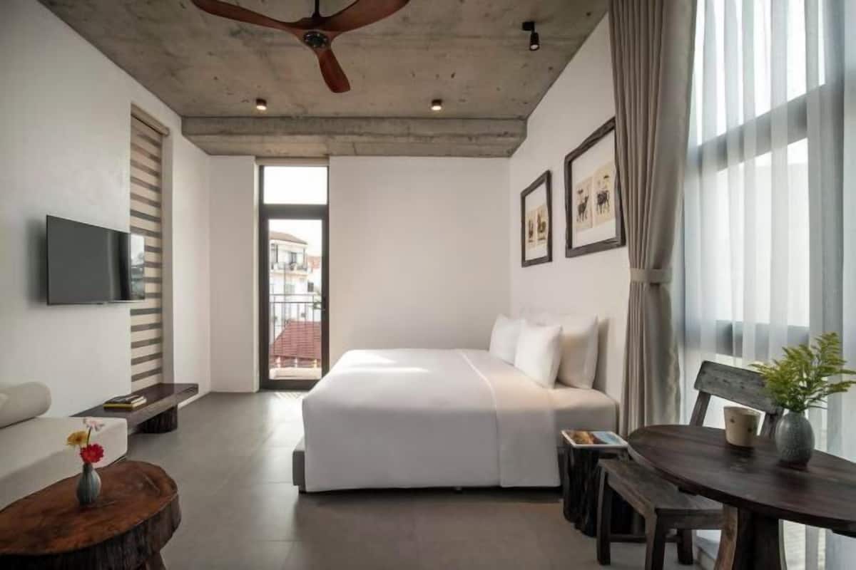Colchones con pillow-top, escritorio y cortinas blackout 