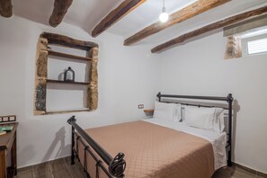 2 soverom, skrivebord, strykejern/-brett og reiseseng for barn