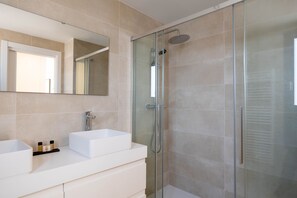 Douche, séchoir à cheveux, serviettes fournies, savon
