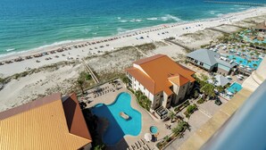 Un resort con una amplia piscina, acceso a la playa y un muelle.