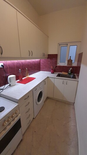 Oven, stovetop - Lou family apartment - Loutraki city centre (Loutraki)