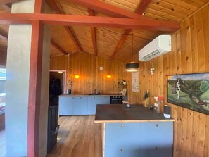 Réfrigérateur, un four, surface de cuisson, lave-vaisselle