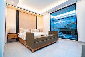 Luxe villa, 2 slaapkamers, balkon, uitzicht op zwembad | Een kluis op de kamer, een bureau, een strijkplank/strijkijzer