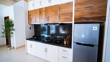 Vila superluxo, 2 quartos, sacada, vista para a piscina | Cozinha privada | Geladeira, cooktop