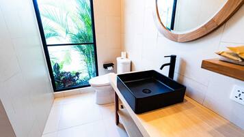 Biệt thự Cao cấp, 1 phòng ngủ, bếp, quang cảnh hồ bơi | Phòng tắm | Khăn tắm, xà phòng, dầu gội, giấy vệ sinh