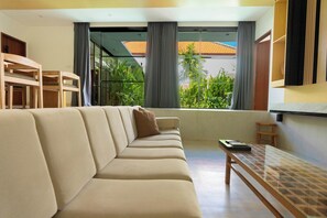 Luxe villa, 2 slaapkamers, balkon, uitzicht op zwembad | Woonruimte | Een 43-inch smart-tv met digitale zenders, Netflix en streamingdiensten