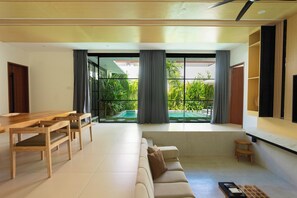 Villa de lujo, 2 habitaciones, balcón, vistas a la piscina | Zona de estar | Smart TV de 43 pulgadas con canales digitales, Netflix