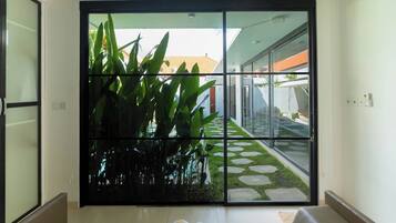 Caja de seguridad en la habitación y escritorio