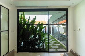 Luxe villa, 2 slaapkamers, balkon, uitzicht op zwembad | Een kluis op de kamer, een bureau, een strijkplank/strijkijzer