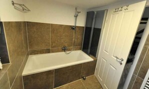 Shower, hair dryer, towels - Holiday Home 'Gründaublick' with Shared Terrace, Shared Garden and Wi-Fi (Gründau)