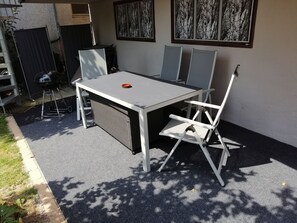 Outdoor dining - Holiday Home 'Gründaublick' with Shared Terrace, Shared Garden and Wi-Fi (Gründau)