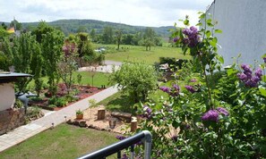 Property grounds - Holiday Home 'Gründaublick' with Shared Terrace, Shared Garden and Wi-Fi (Gründau)