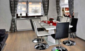 Dining - Holiday Home 'Gründaublick' with Shared Terrace, Shared Garden and Wi-Fi (Gründau)