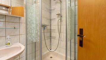 Dusche, Haartrockner, Handtücher