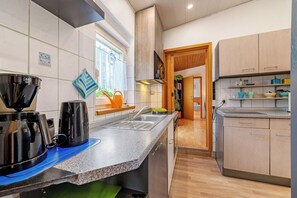 Kühlschrank, Mikrowelle, Ofen, Herdplatte