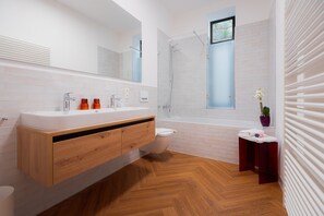 Douche, sèche-cheveux, serviettes fournies