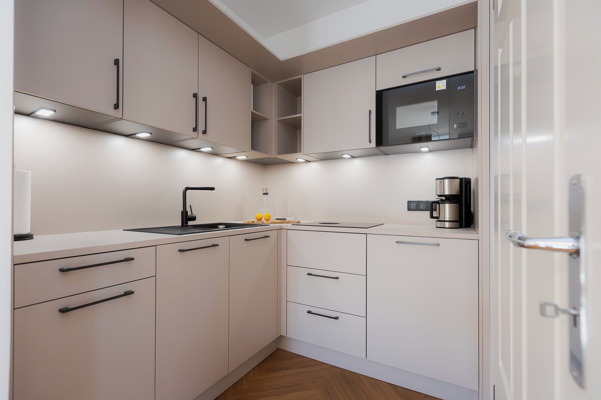 Kühlschrank, Mikrowelle, Herdplatte, Geschirrspüler