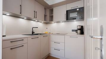 Réfrigérateur, micro-ondes, plaque de cuisson, lave-vaisselle