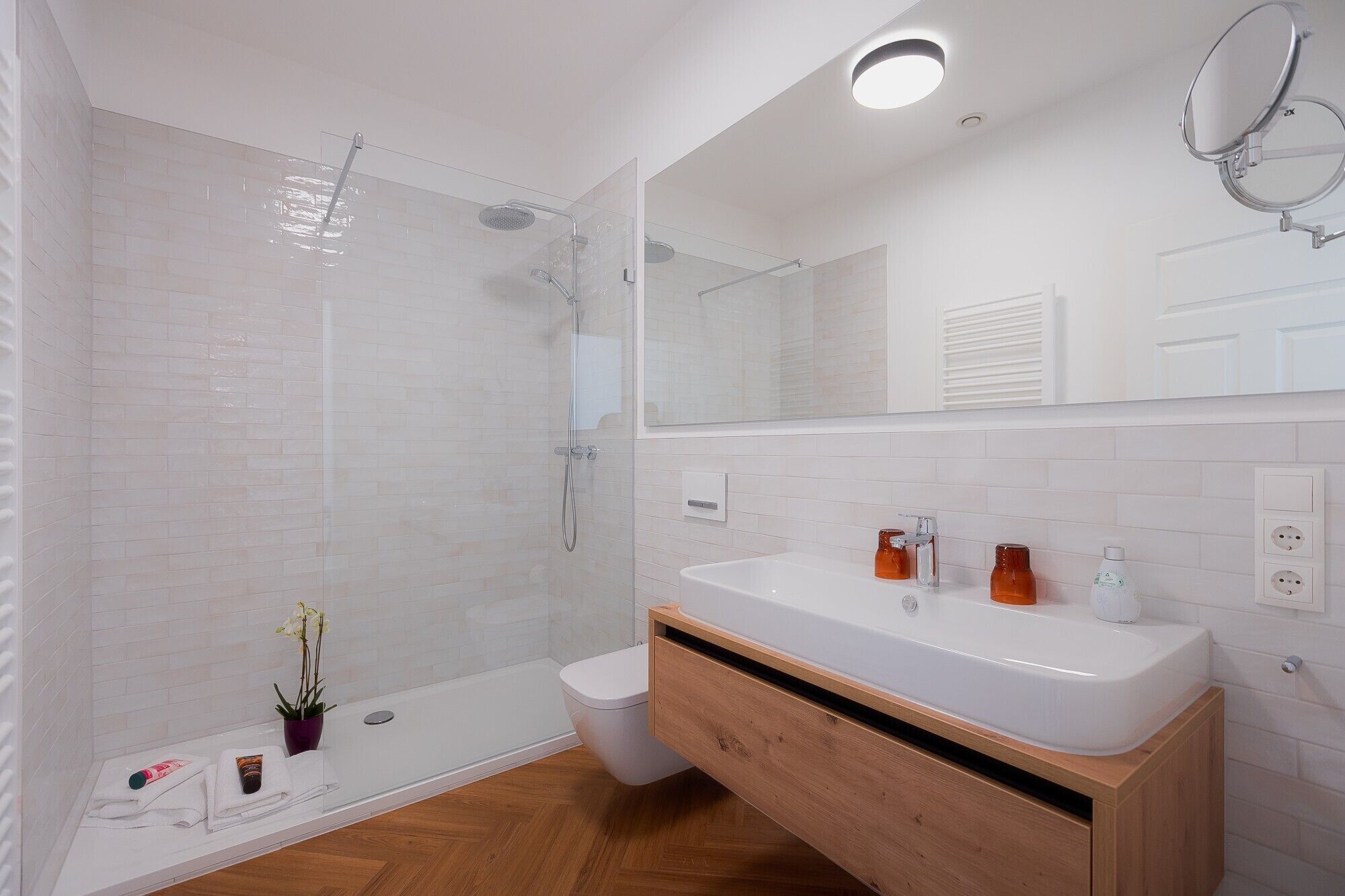 Een douche, een haardroger, handdoeken