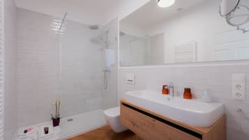 Een douche, een haardroger, handdoeken