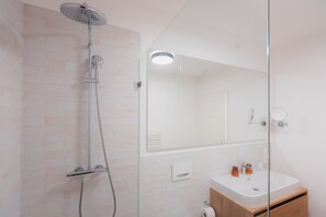 Dusj, hårføner og håndklær