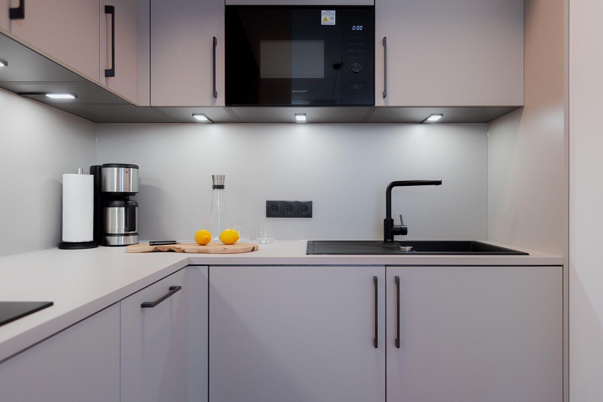 Réfrigérateur, micro-ondes, plaque de cuisson, lave-vaisselle