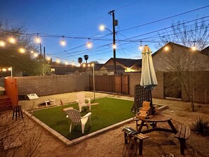 Outdoor dining - Amazing "NEW" Oasis! Pool, WIFI Mins to DT Phoenix, ASU & PHX Airport (Phoenix)