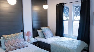 3 habitaciones, tabla de planchar con plancha y cuna de viaje