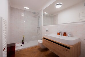 Douche, sèche-cheveux, serviettes fournies