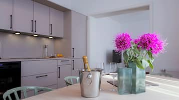 Fridge, oven, stovetop, dishwasher
