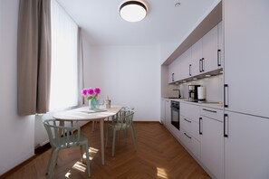 Frigorífico, horno, placa de cocina y lavavajillas