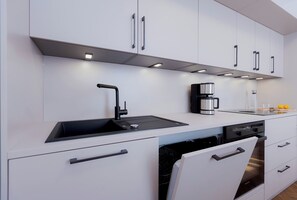 Fridge, oven, stovetop, dishwasher