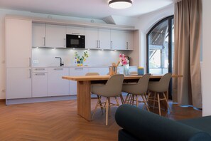 Fridge, microwave, stovetop, dishwasher