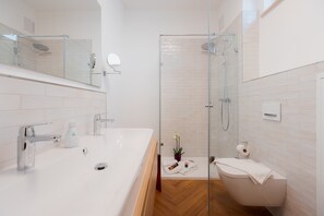 Shower, hair dryer, towels - Apartment 'Max 14' with Mountain View, Balcony and Wi-Fi (Berchtesgaden)