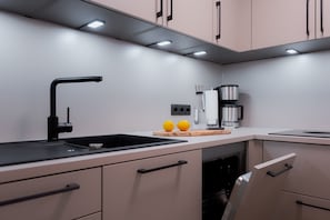 Réfrigérateur, four à micro-ondes, surface de cuisson, lave-vaisselle