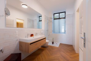 Een douche, een haardroger, handdoeken