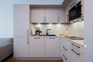Kylskåp, mikrovågsugn, spishäll och diskmaskin
