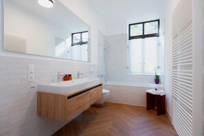 Dusche, Haartrockner, Handtücher