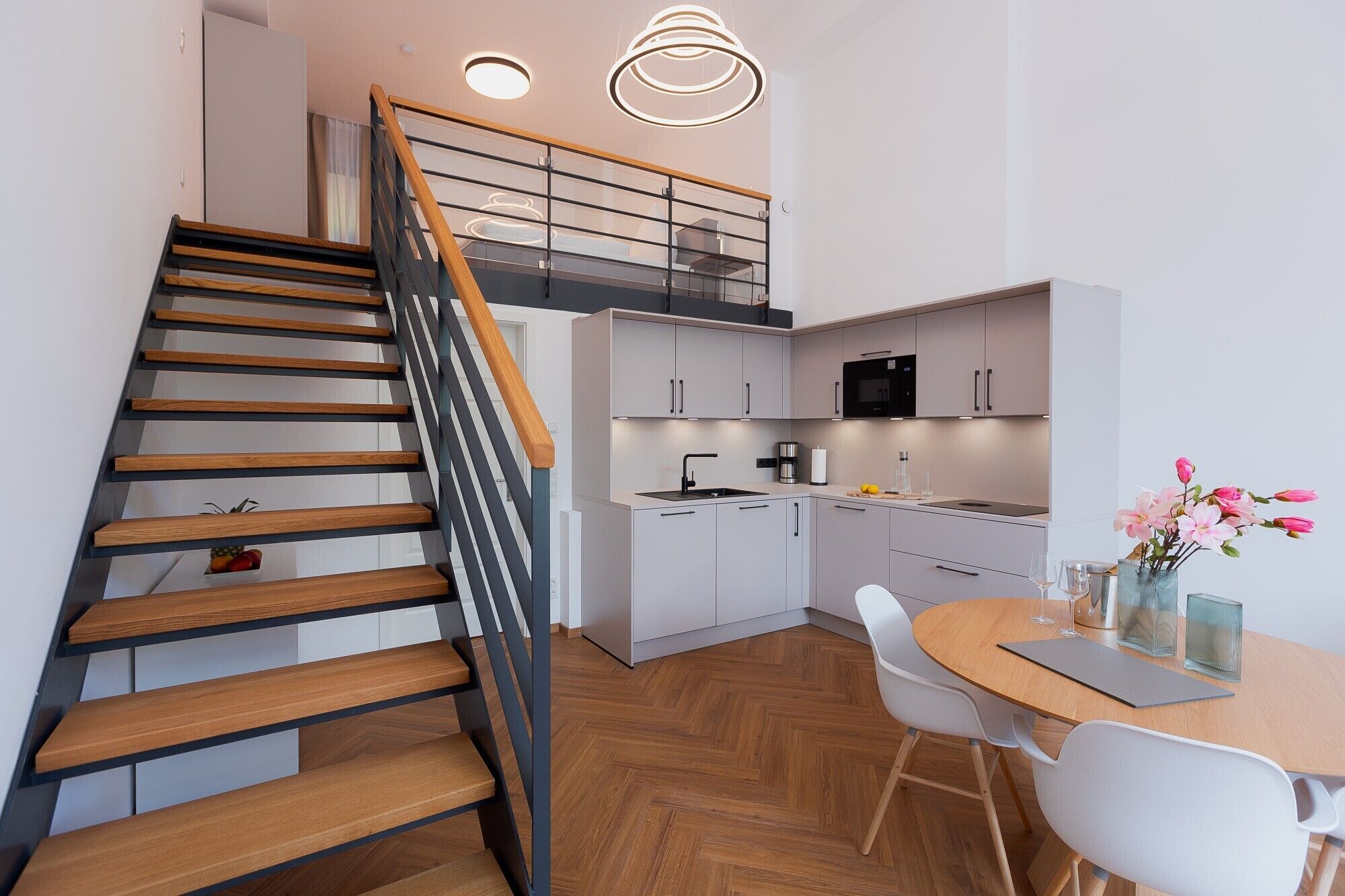 Réfrigérateur, micro-ondes, plaque de cuisson, lave-vaisselle