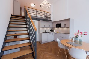 Kühlschrank, Mikrowelle, Herdplatte, Geschirrspüler