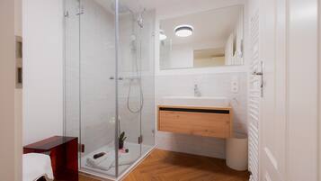 Douche, sĂšche-cheveux, serviettes fournies