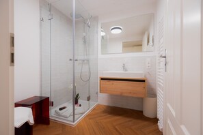 Douche, sèche-cheveux, serviettes fournies