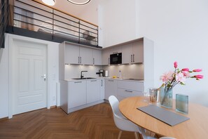 Réfrigérateur, micro-ondes, plaque de cuisson, lave-vaisselle