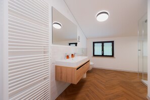 Douche, séchoir à cheveux, serviettes fournies