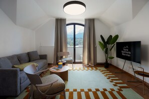 TV - Apartment 'Max 10' with Mountain View, Balcony and Wi-Fi (Berchtesgaden)